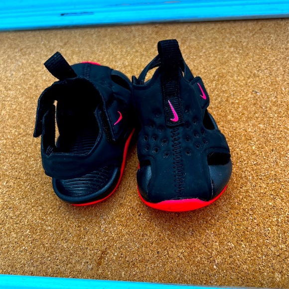 Infant Nike Sandals - Picture 2 of 2